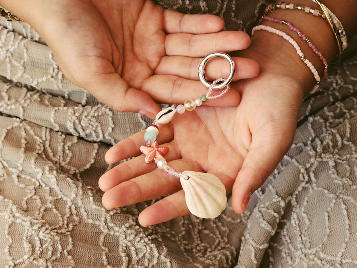 Bunter Schlüsselanhänger mit Muschel und Seestern, Boho Taschenschmuck für Mädchen und junge Frauen online bestellen