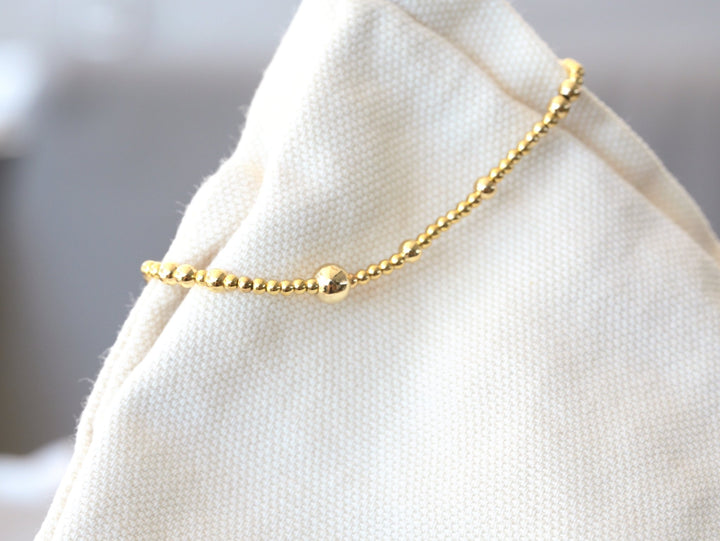 Goldenes Perlenarmband mit kleinen Perlen aus Edelstahl, Hippie Boho Schmuck für junge Frauen von Alicia's Diary