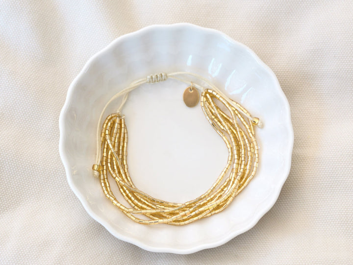 Armband mit kleinen vielen Perlen aus Glas, gold, mehrere Reihen in einem, Bracelet Stacking von Alicia's Diary