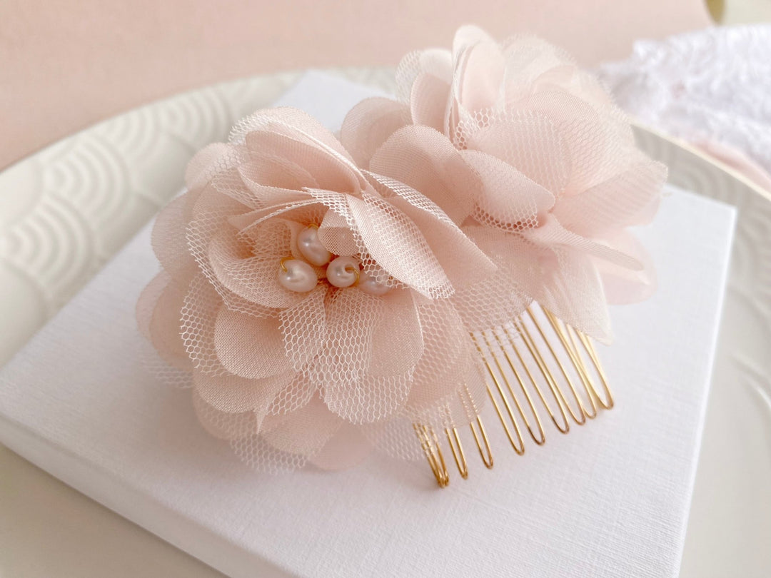 Perfektes Haar Accessoires für ein Braut Ballkleid, Wedding Haar Flower von Alicia's Diary