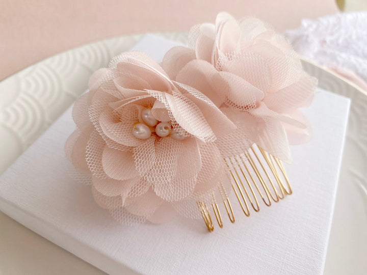 Perfektes Haar Accessoires für ein Braut Ballkleid, Wedding Haar Flower von Alicia's Diary