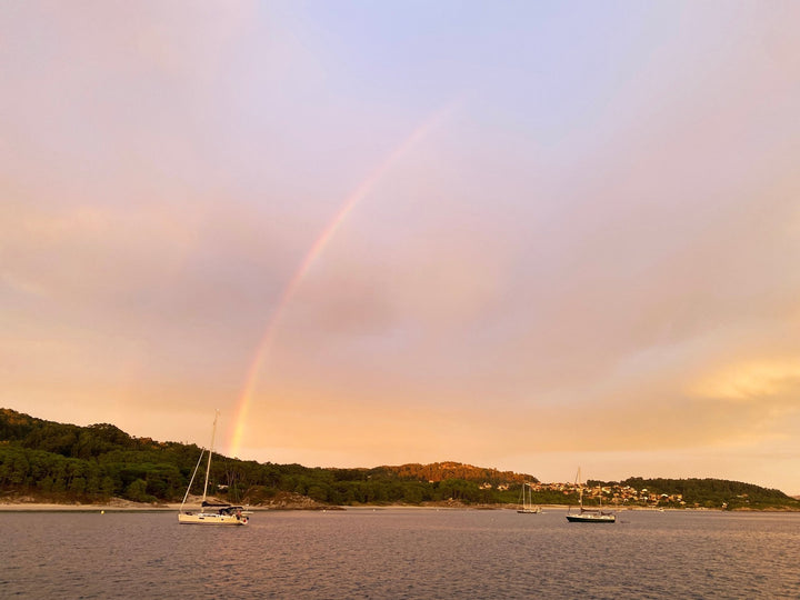 Regenbogen über Segelbooten, Schmuck Inspo Reise, Urlaub, Ocean, Meer von Alicia&
