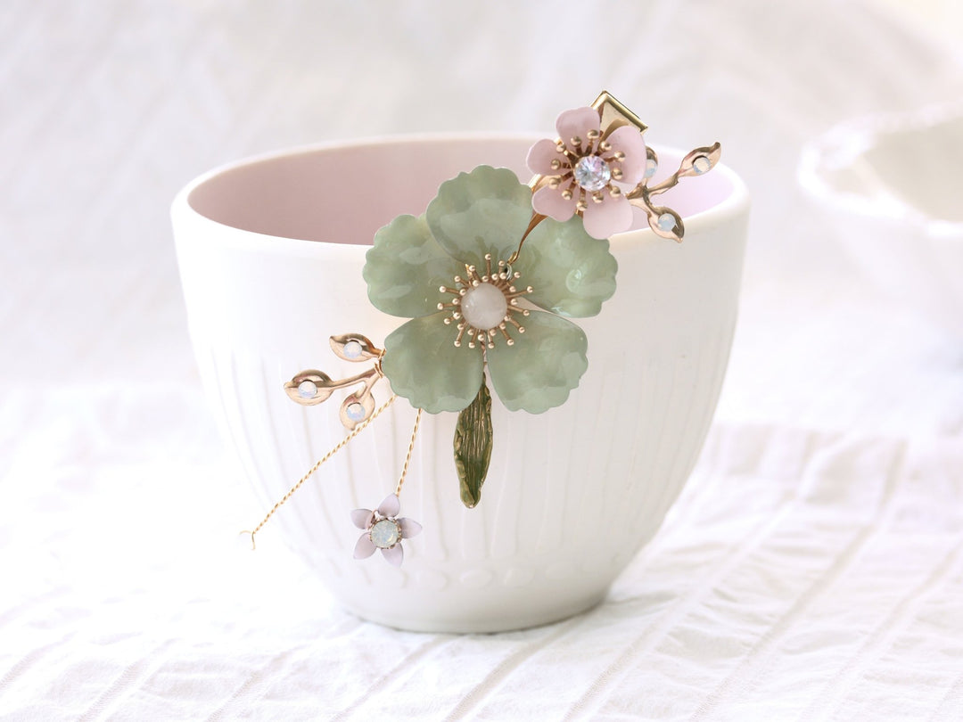 Vintage Hochzeit Haarschmuck mit Blumen, gold grüne Haarklammer von Alicia&