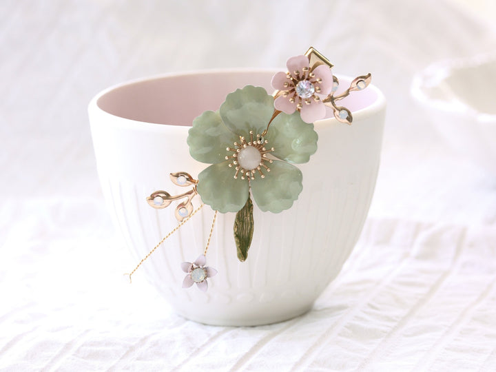 Vintage Hochzeit Haarschmuck mit Blumen, gold grüne Haarklammer von Alicia&