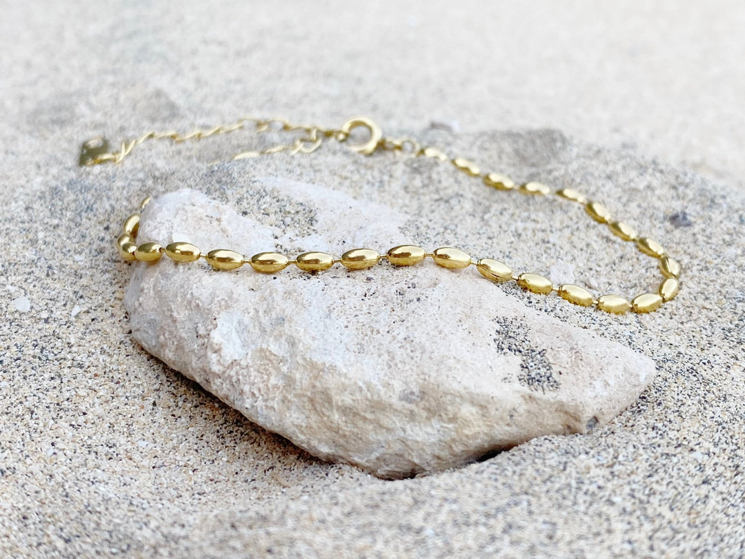 Goldenes Beach Girl Armband mit ovalen Perlen aus Edelstahl, schöne Armbänder von der Schmuckmarke Alicia's Diary