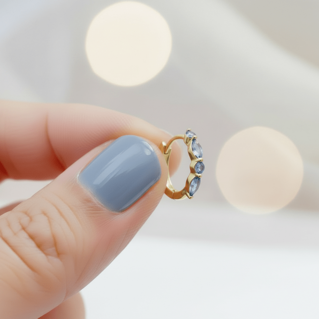 Mini Creolen mit blauen Steinen aus vergoldetem 925 Silber, wasserfester und hypoallergener Schmuck für junge Frauen und Teenager Mädchen