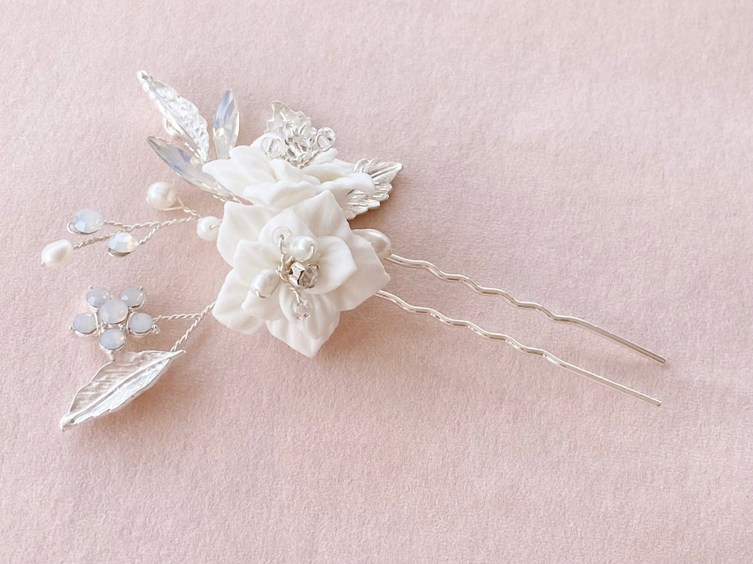 Brautschmuck mit Opalen, Kristallen, Glitzer und Blumen, silberne Braut-Accessoires für halboffene Haare von Alicia's Diary