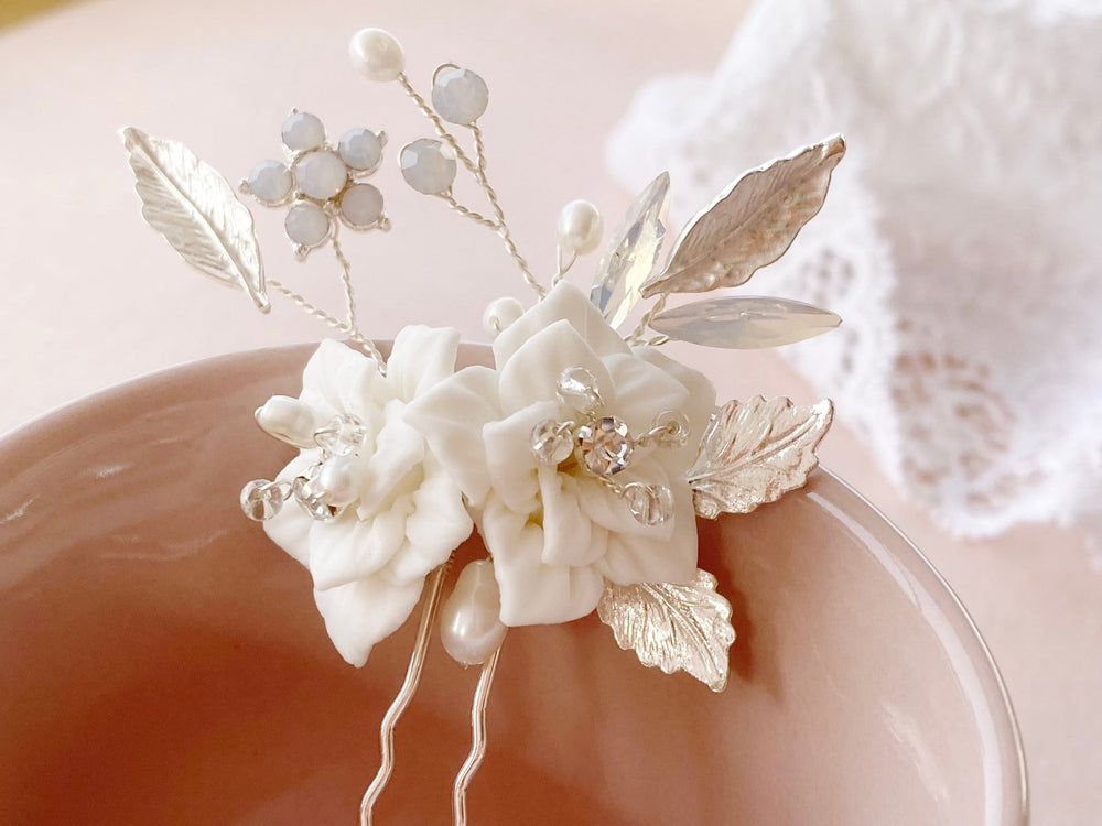 Brautschmuck mit Blumen für weiße Hochzeit, Traumhochzeit, Gartenhochzeit, Hochzeit am Meer, See, Zuhause von Alicia's Diary