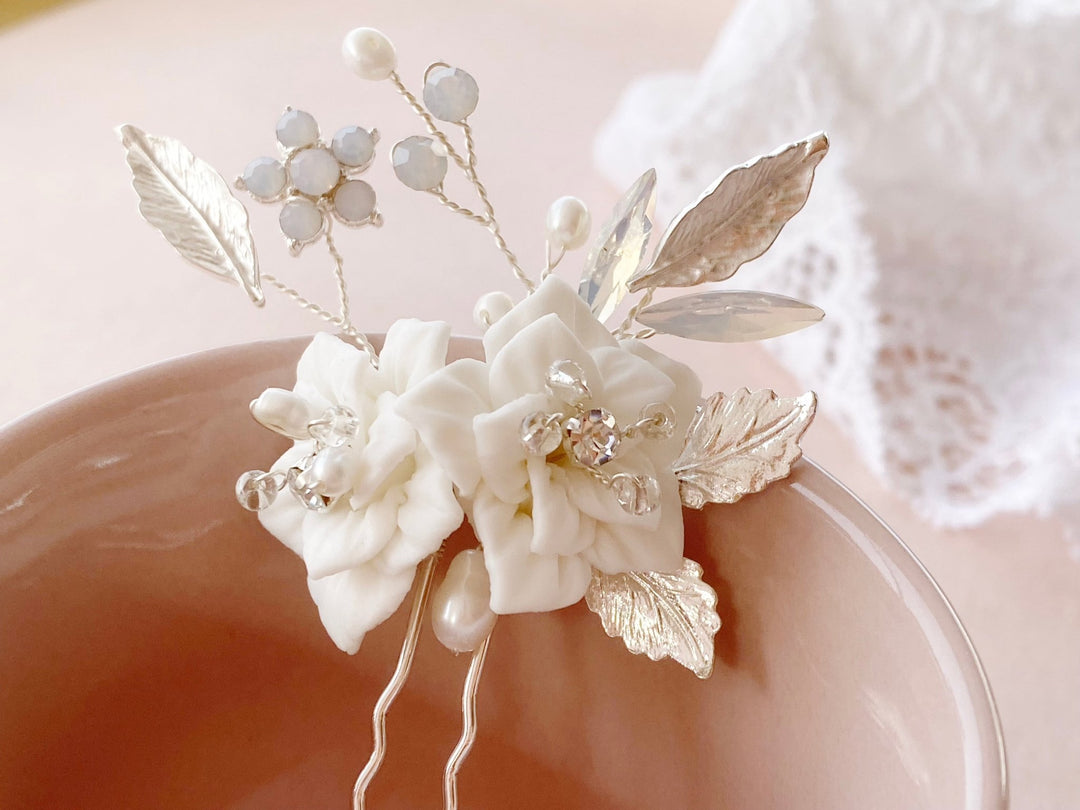 Brautschmuck mit Blumen für weiße Hochzeit, Traumhochzeit, Gartenhochzeit, Hochzeit am Meer, See, Zuhause von Alicia's Diary