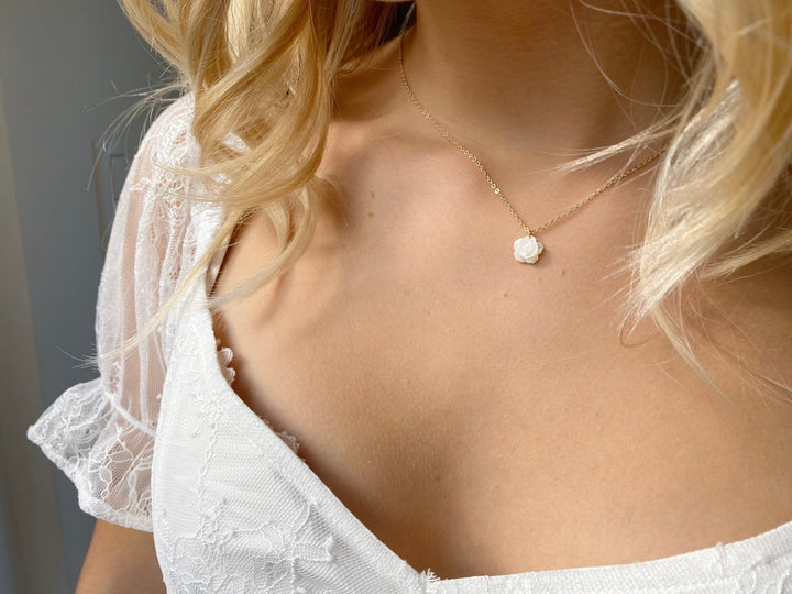Brautschmuck gold mit weissen Blumen aus Perlmutt, Rosen Schmuck von Alicia's Diary