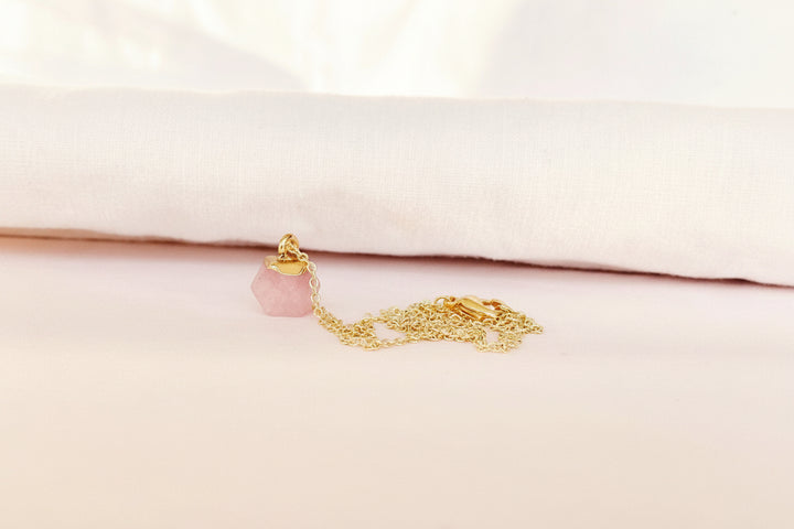 Filigrane goldene Kette mit rosafarbenem Edelstein, Halskette mit Erdbeerquarz Anhänger, Prinzessinnen Schmuck von Alicia&