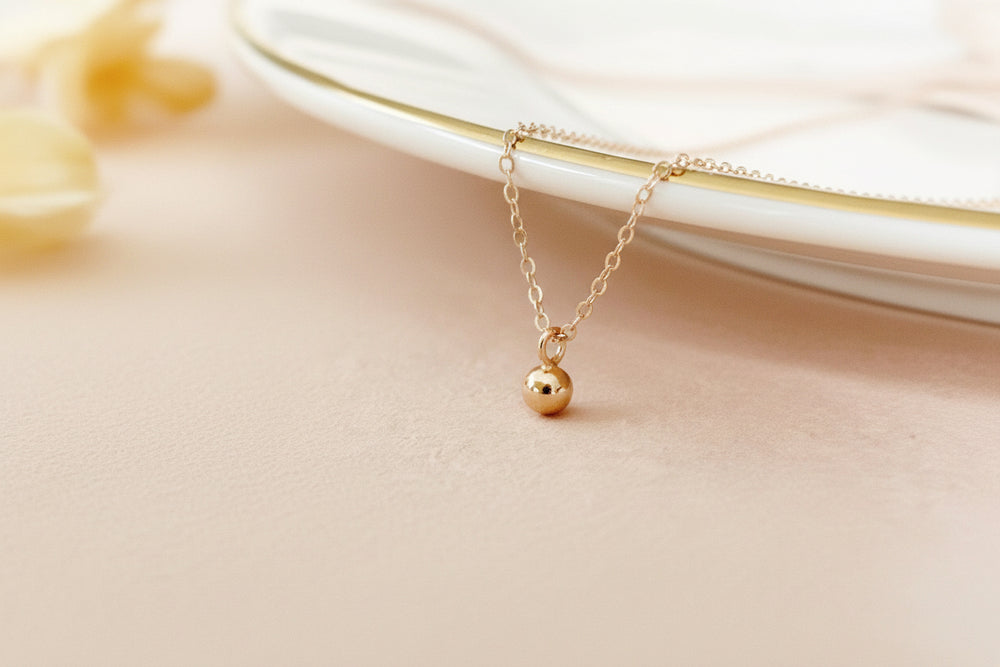 Schlichte dezente Halskette mit kleinem Kugel Anhänger an zarter echter Silberkette, Schmuck für junge Frauen von Alicia's Diary