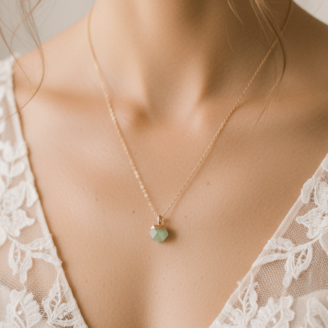 Rosengoldene Halskette mit grünem Stein Anhänger, Amazonit Aventurin, Edelstein Schmuck, Spitzenbluse weiß, von Alicia&