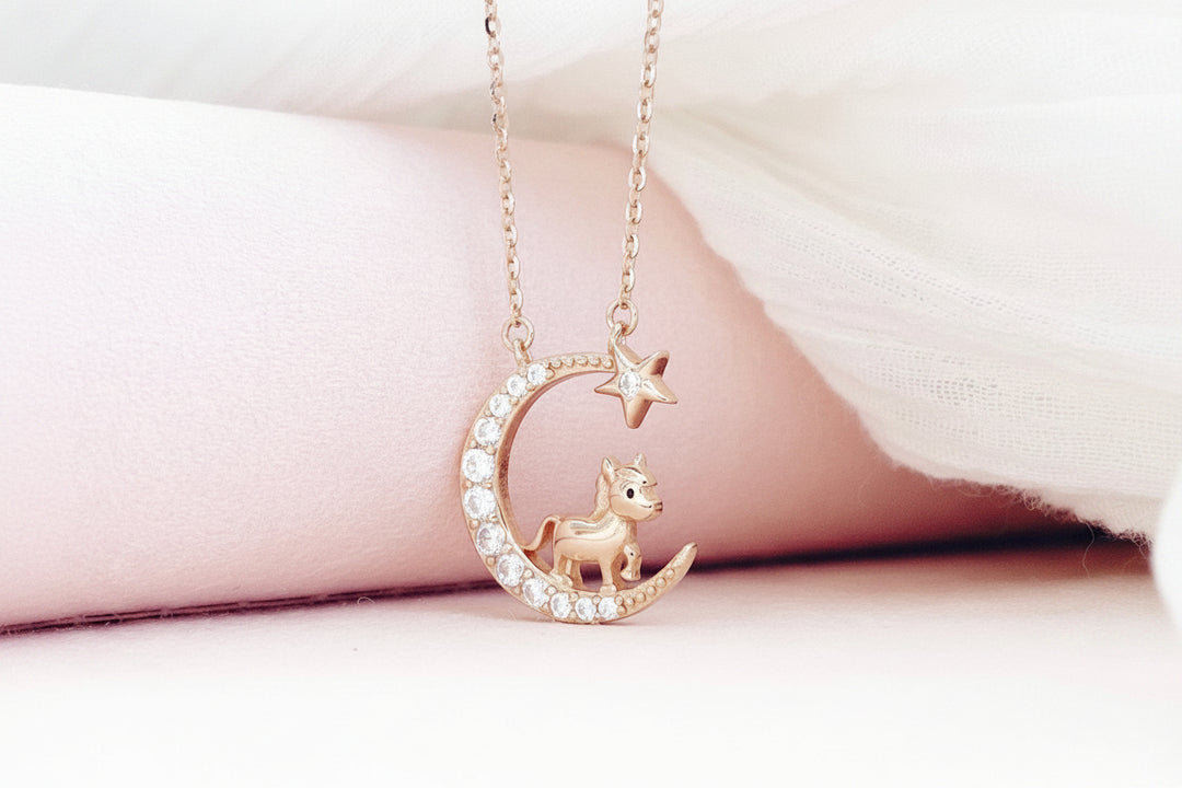 Rosévergoldete Halskette mit trabendem Pferd für Kinder und junge Frauen, Schmuck für Pferdefreunde von Alicia&