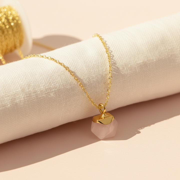 Dezente goldene Halskette mit Rosenquarz Anhänger, moderner puristischer Schmuck für Frauen von Alicia&