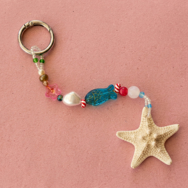 Beach Schlüsselanhänger mit Seestern  und Perlen, bunter Taschenanhänger für Mädchen mit Fisch, Süßwasserperle, Glasperlen