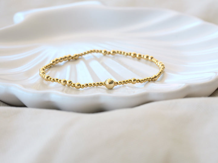 Zartes Perlenarmband aus vergoldetem Edelstahl, dehnbar, hautfreundlich, Boho Style Schmuck von Alicia's Diary