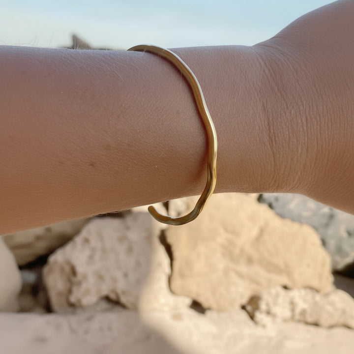 Brazalete minimalista ondulado hecho de acero inoxidable quirúrgico.
