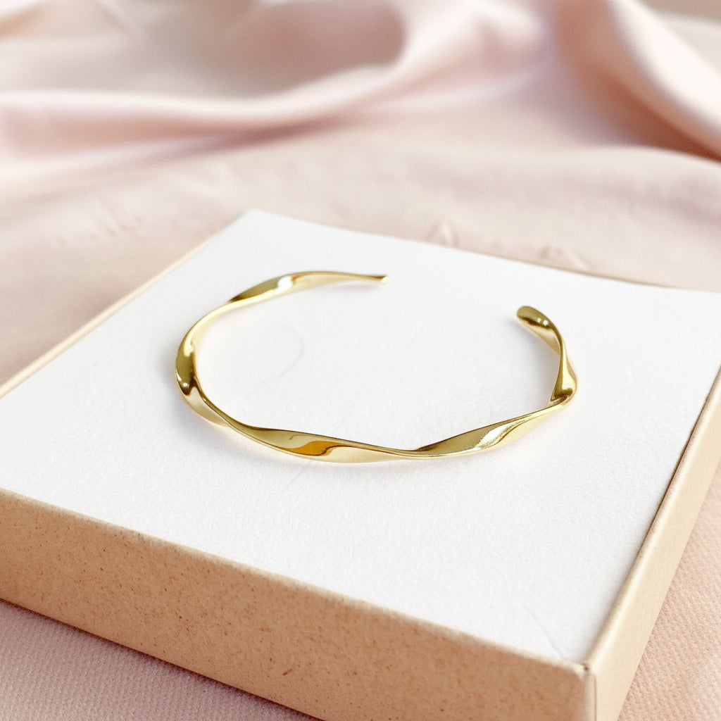 Twisted bangle in gold-plated silver for slim wrists, clean girl style, beautiful jewelry from Alicia&