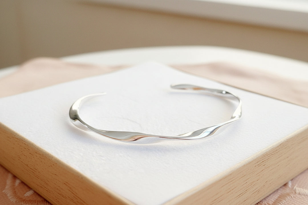 Echt silberne gedrehte Armspange für kleine Frauen mit schmalen Handgelenken, Schmuck mit Silberstempel online bestellen