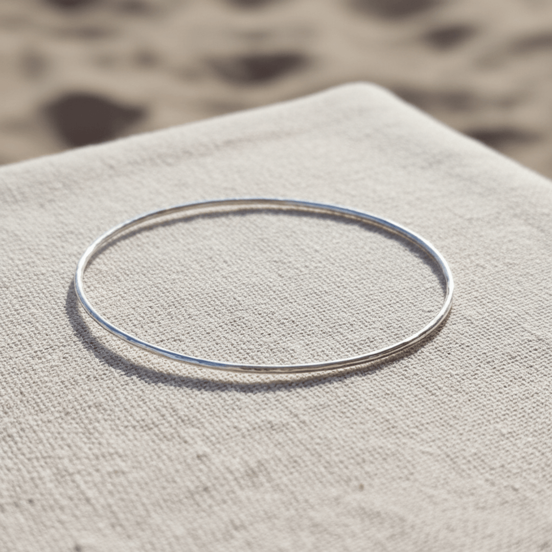 Zarter dezenter Silberarmreif gehämmert aus 925 Sterlingsilber, Clean Girl Schmuck Inspo für junge Frauen