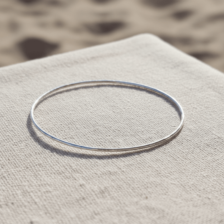 Zarter dezenter Silberarmreif gehämmert aus 925 Sterlingsilber, Clean Girl Schmuck Inspo für junge Frauen