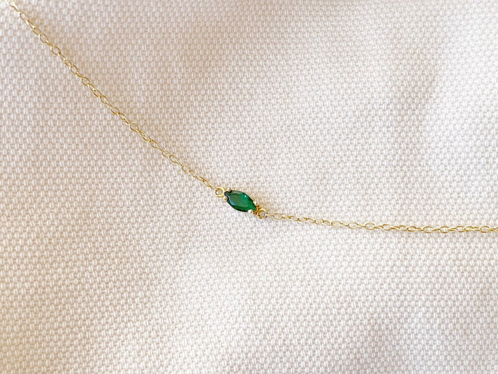 Moderner Schmuck für junge Frauen gold, angesagte Trends 2026, Armband mit grünem Stein von Alicia's Diary