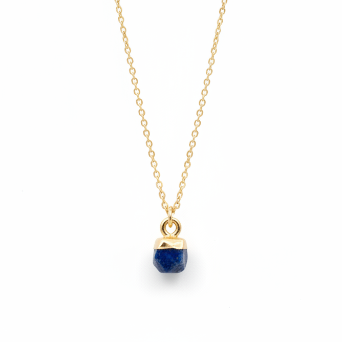 Dezente goldene Halskette mit naturbelassenem blauen Edelstein, dunkler Lapislazuli Schmuck aus dem Alicia&