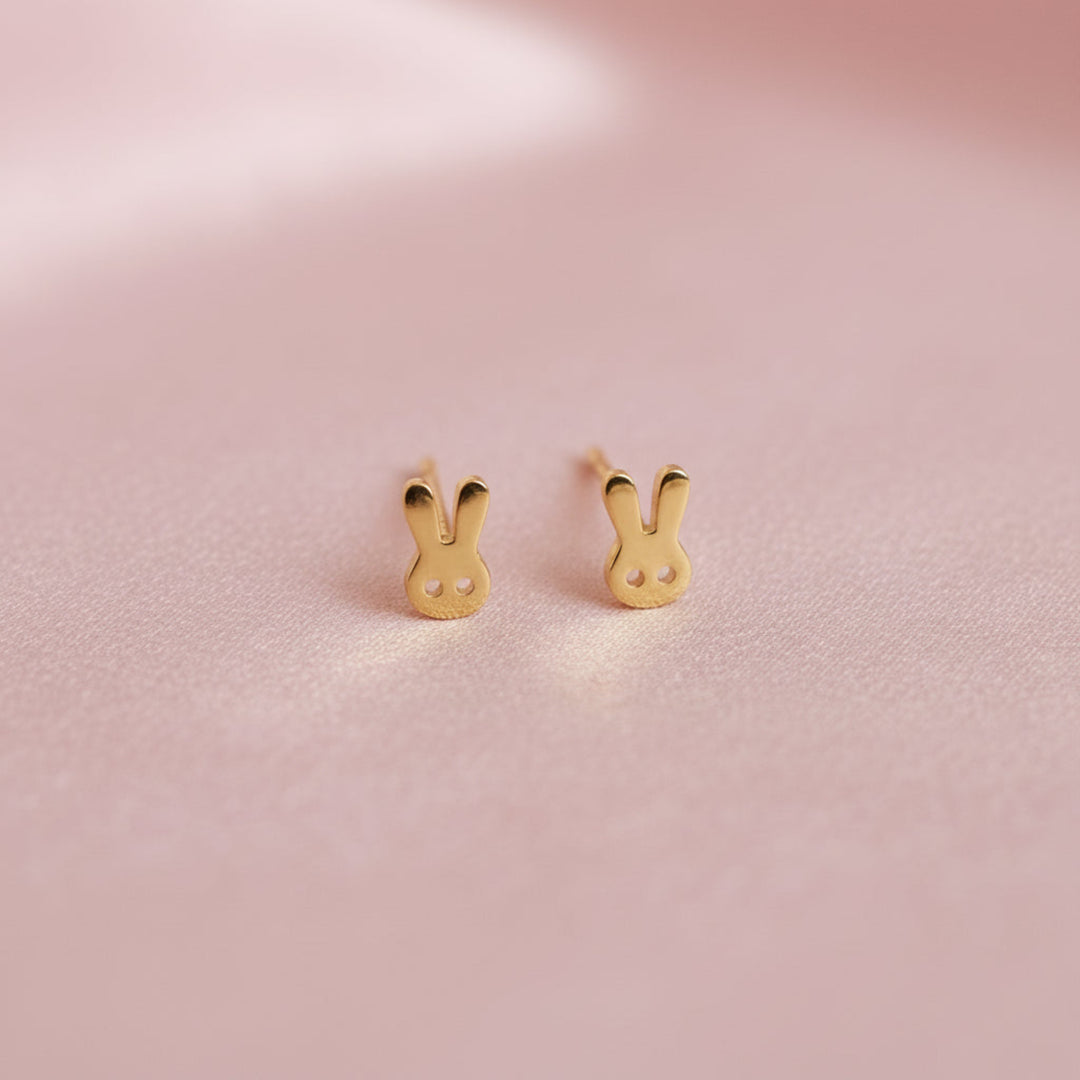 Schmuck mit Hasen, goldene Motiv Ohrstecker mit stilisierten Hasen, Comic Hasen, aus 925 Silber für Kinder, junge Frauen und Teenager Mädchen