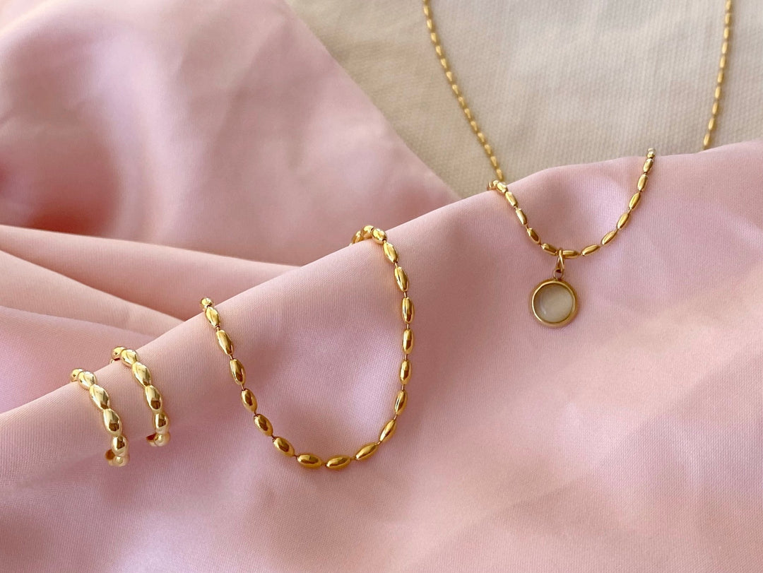 Goldenes Schmuck Set aus Halskette, Armband und Ohrringen, wasserfest von Alicia's Diary