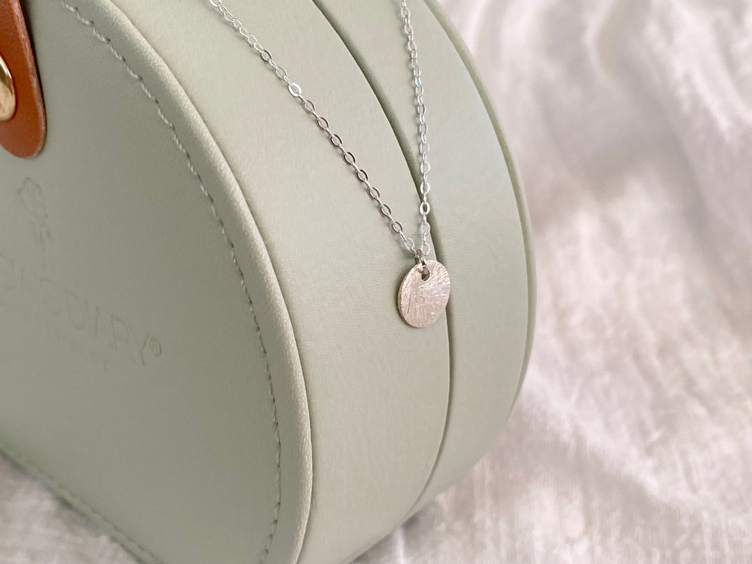 Kette mit rundem Plättchen Silber 925, zartes Ketten Layering Gold und Silber, hellgrünes Schmuck Etui - Alicia&