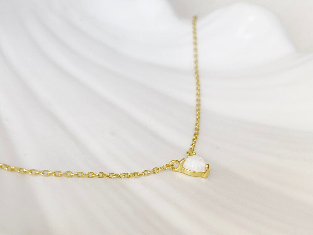 Goldene Halskette mit Opal Herz aus dem Alicia's Diary Schmuckshop