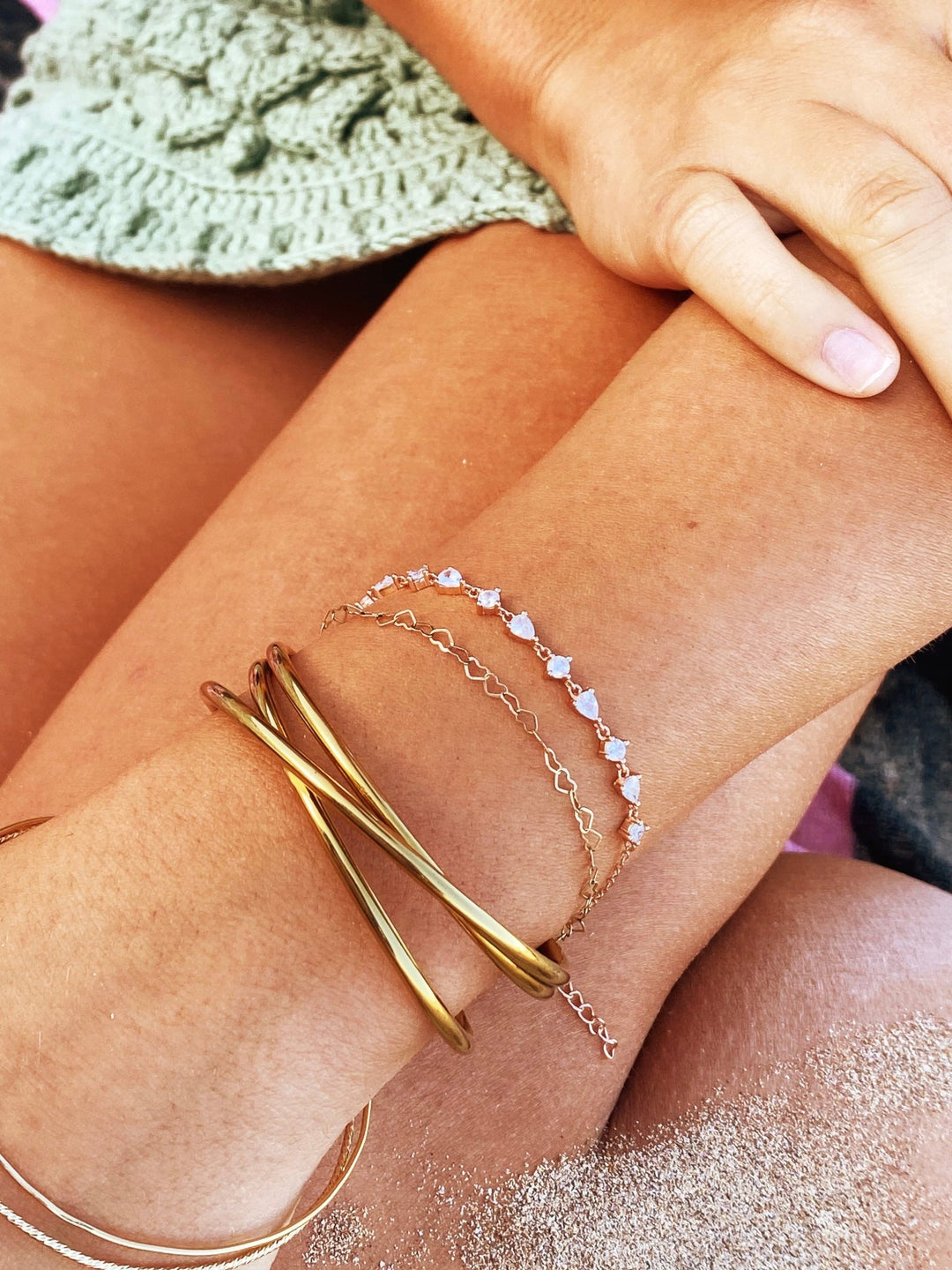 Beach Girl Jewelry Inspiration für Pinterst, grüner Häkelrock und schöner Schmuck, natürliche Nägel, Alicia's Diary