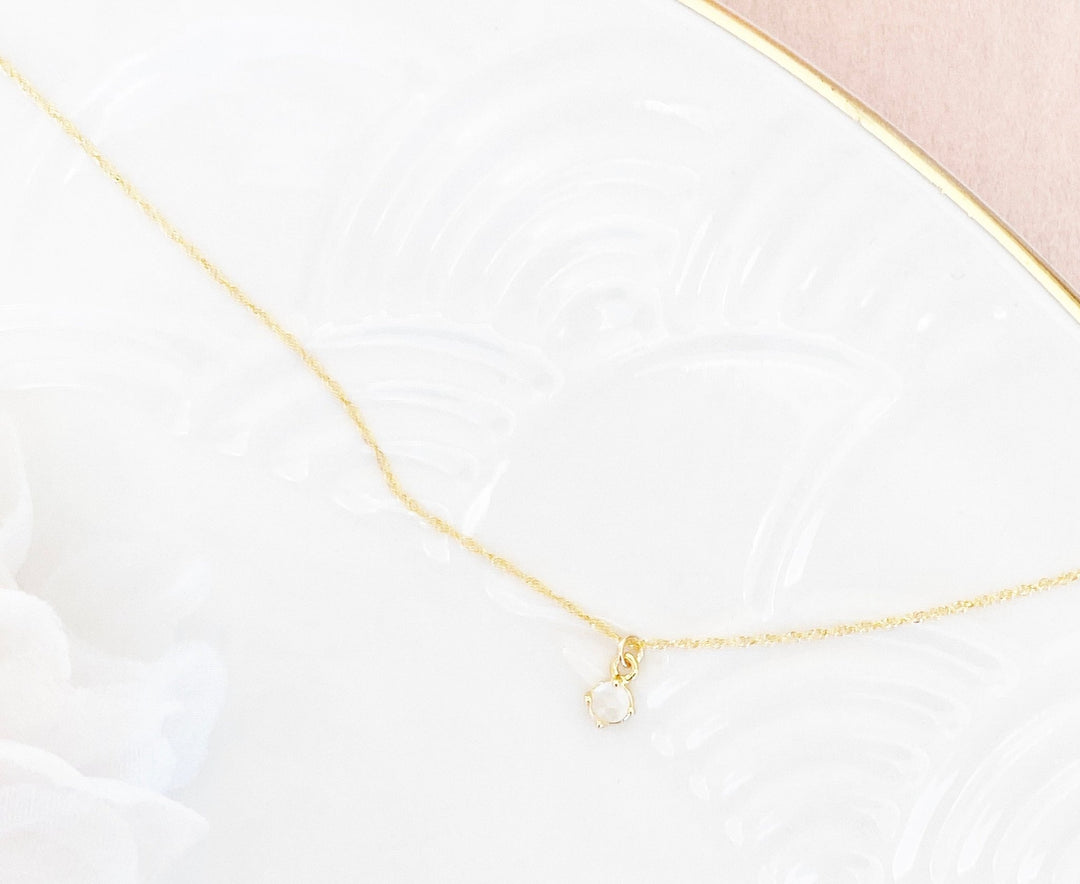 Sehr zarte Goldfill Halskette mit kleinem pastell rosafarbenen Anhänger - kissedby.shop