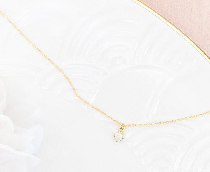 Sehr zarte Goldfill Halskette mit kleinem pastell rosafarbenen Anhänger - kissedby.shop