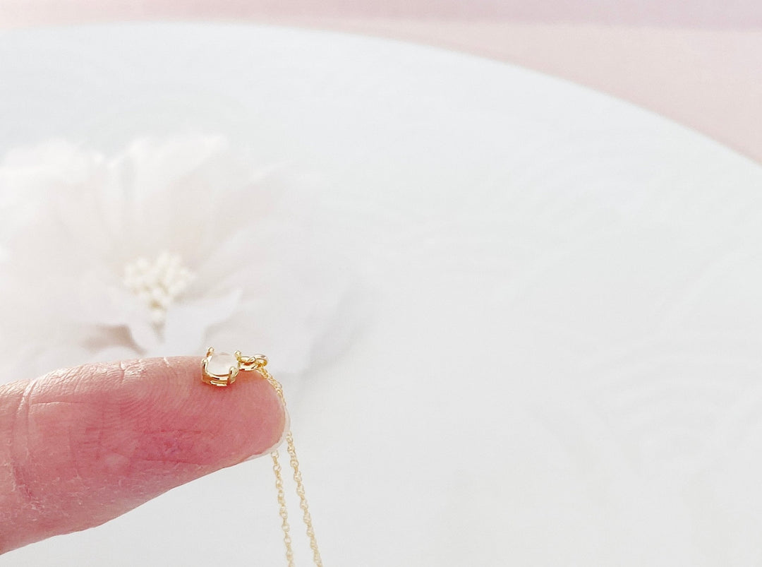 Sehr zarte Goldfill Halskette mit kleinem pastell rosafarbenen Anhänger - kissedby.shop