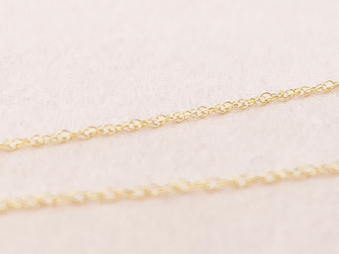 Sehr zarte Goldfill Halskette mit kleinem pastell rosafarbenen Anhänger - kissedby.shop