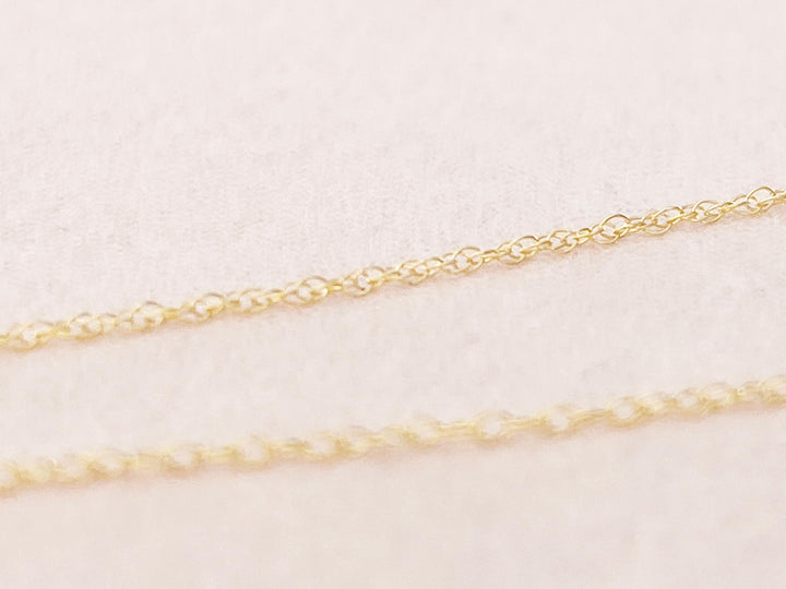 Sehr zarte Goldfill Halskette mit kleinem pastell rosafarbenen Anhänger - kissedby.shop