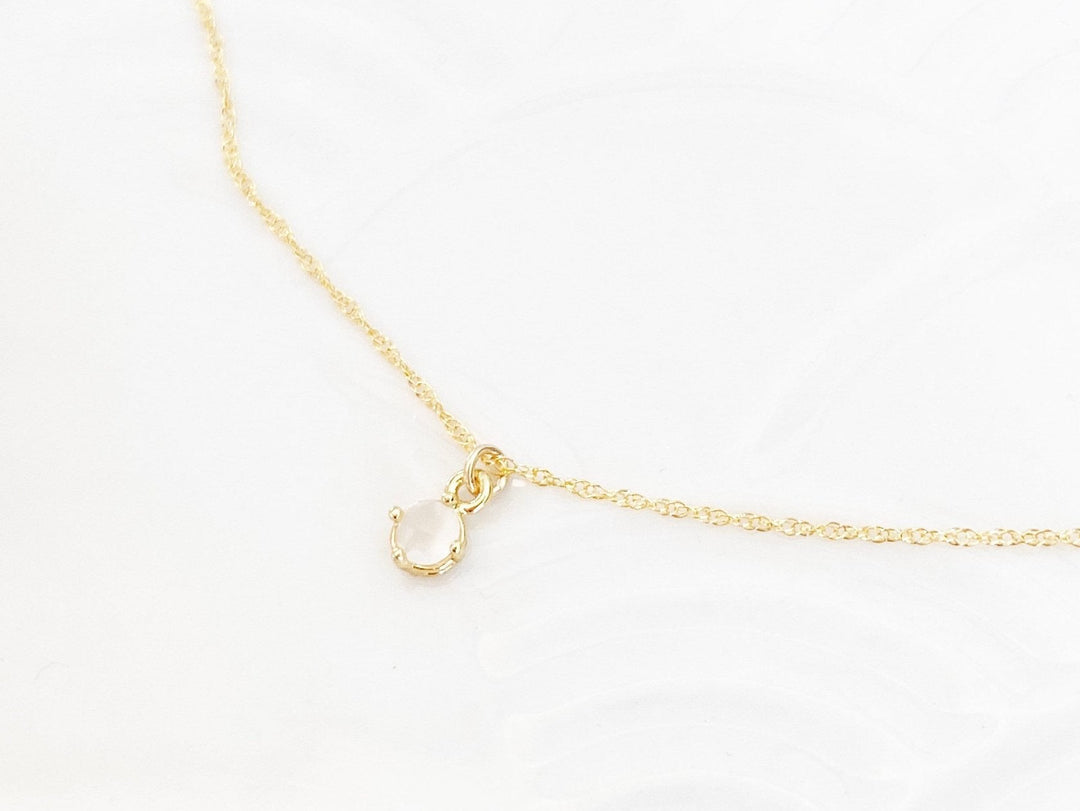 Sehr zarte Goldfill Halskette mit kleinem pastell rosafarbenen Anhänger - kissedby.shop