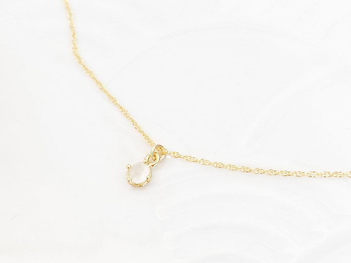 Sehr zarte Goldfill Halskette mit kleinem pastell rosafarbenen Anhänger - kissedby.shop
