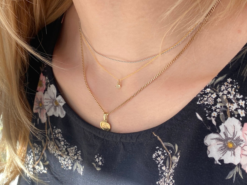 Sehr zarte Goldfill Halskette mit kleinem pastell rosafarbenen Anhänger - kissedby.shop