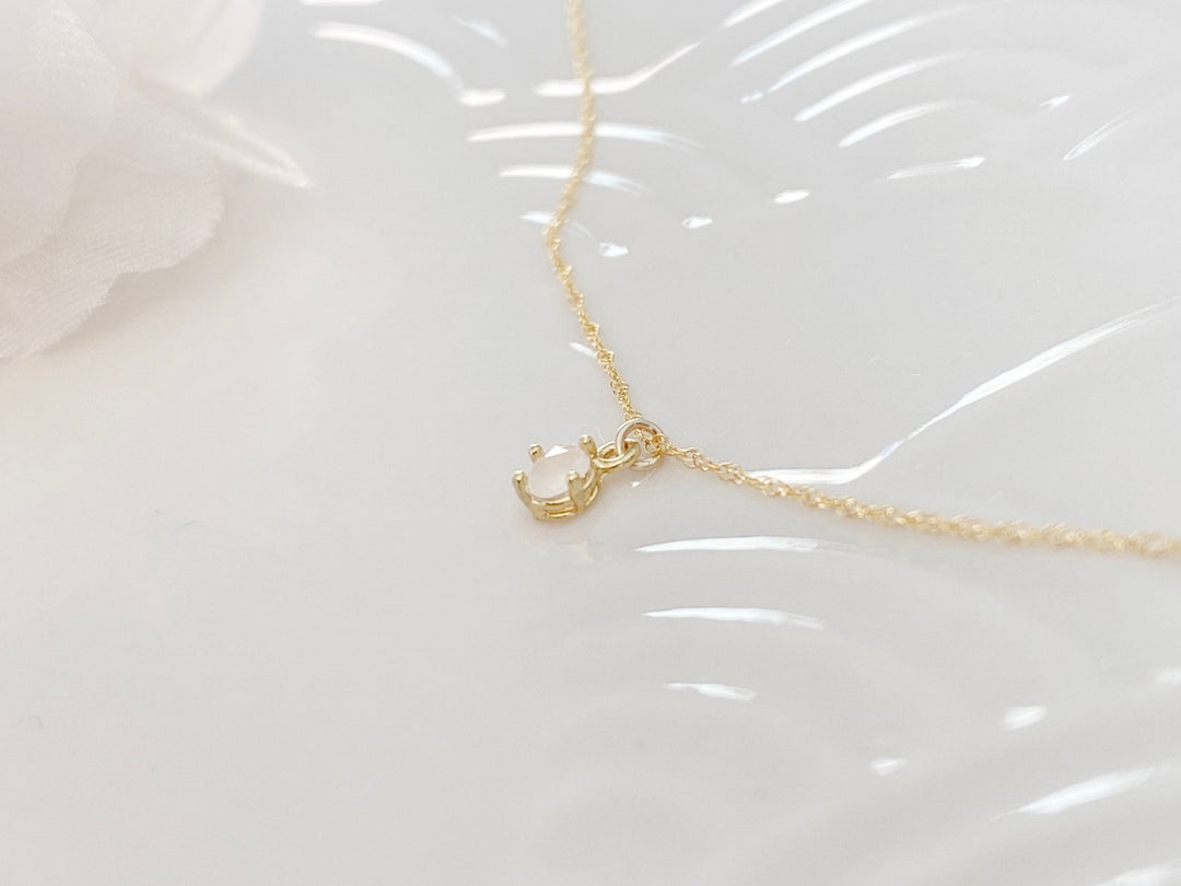 Sehr zarte Goldfill Halskette mit kleinem pastell rosafarbenen Anhänger - kissedby.shop