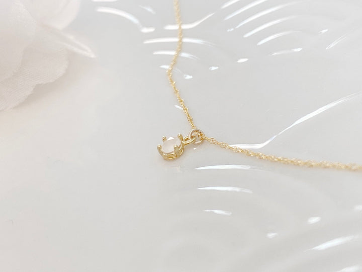 Sehr zarte Goldfill Halskette mit kleinem pastell rosafarbenen Anhänger - kissedby.shop