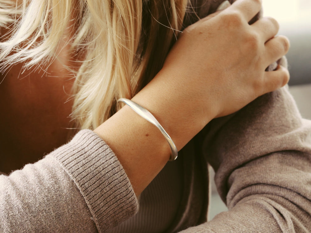 Versilberter Armreif mit unregelmäßiger organischer Struktur, Silberarmband, Arm Stack silver, 925 Silber Armcuff
