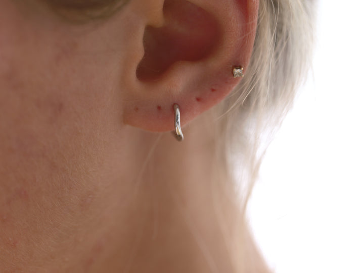 Silberne Creolen für Ear Stacking silber, gewellte Ohrringe, Silberschmuck von Alicia's Diary