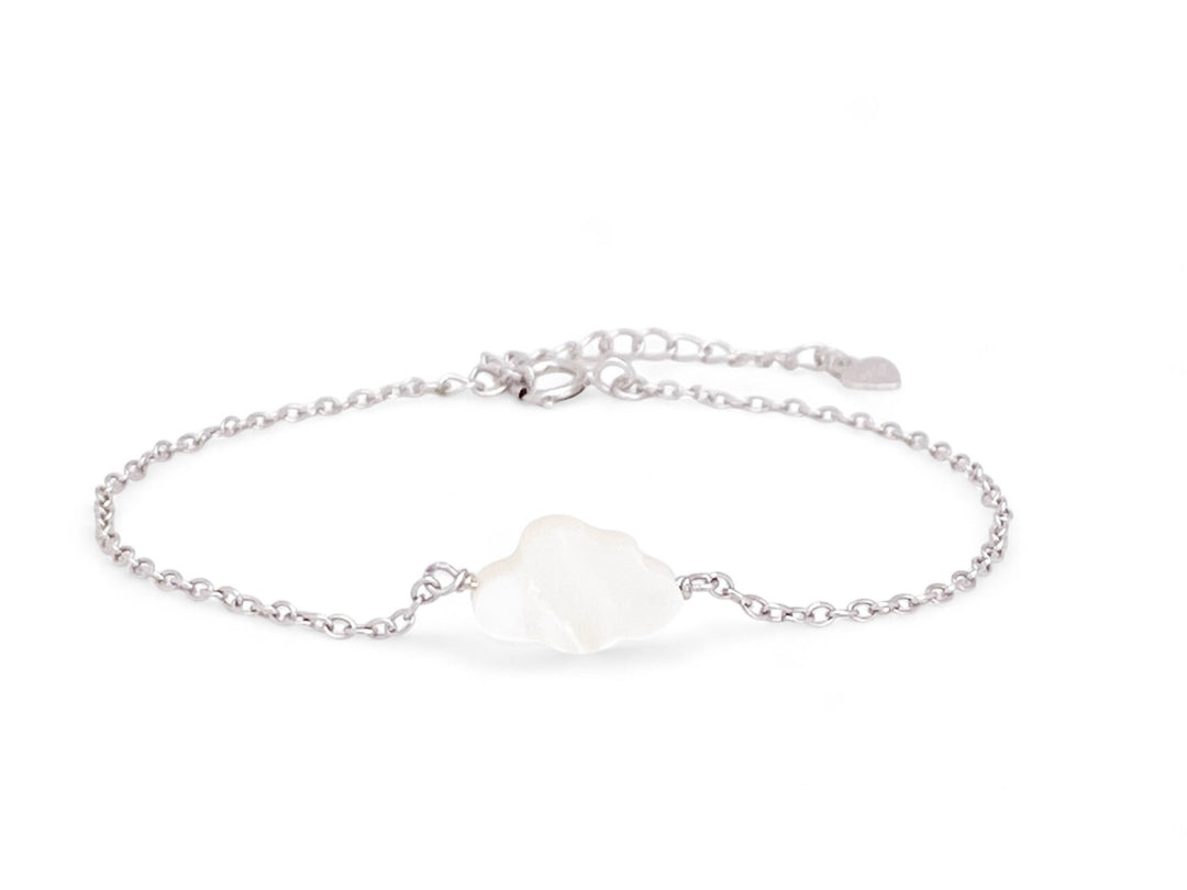 Freisteller von einem 925er Silber Armband mit einem Perlmutt Wolken Charme - ALICIA'S DIARY