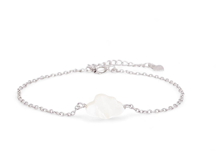 Freisteller von einem 925er Silber Armband mit einem Perlmutt Wolken Charme - ALICIA'S DIARY
