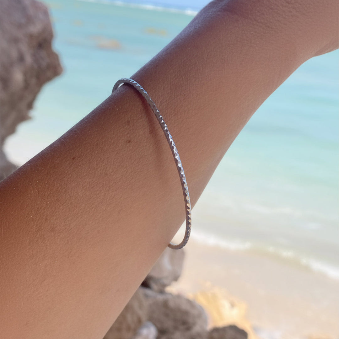 Silver bracelet made of surgical stainless steel, modern jewelry for young women, ladies, waterproof bangle, scratch-resistant