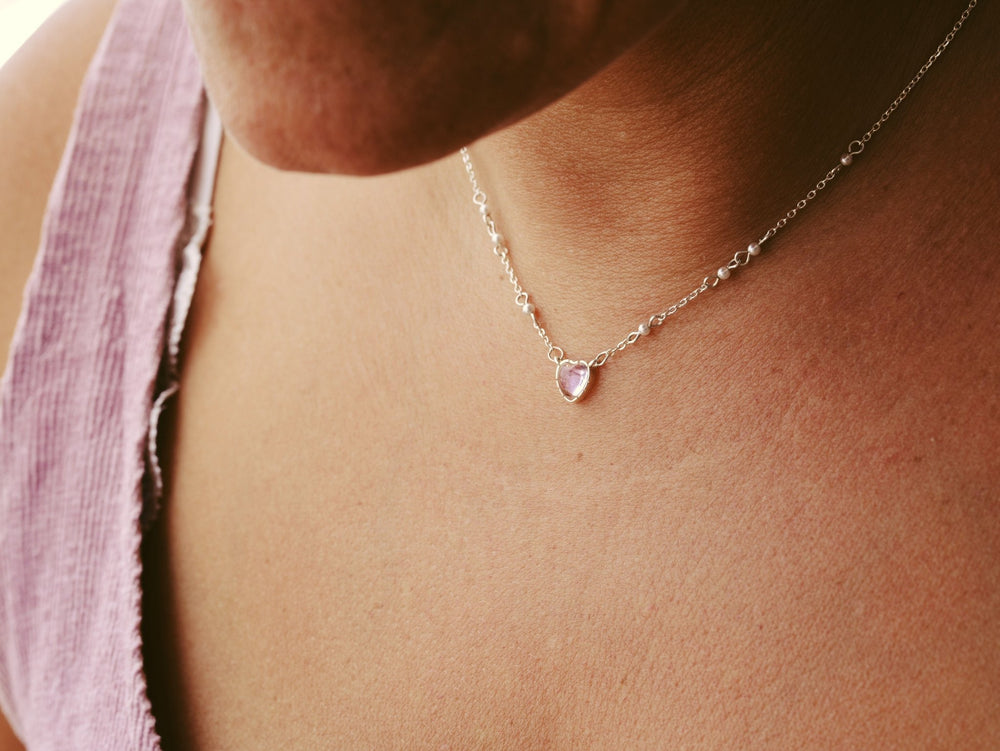 Zarte Silber Herzkette mit rosa Herz und Perlen, feiner hochwertiger Silberschmuck für junge Frauen und Mädchen an Frau mit rosa Cord-Kleid