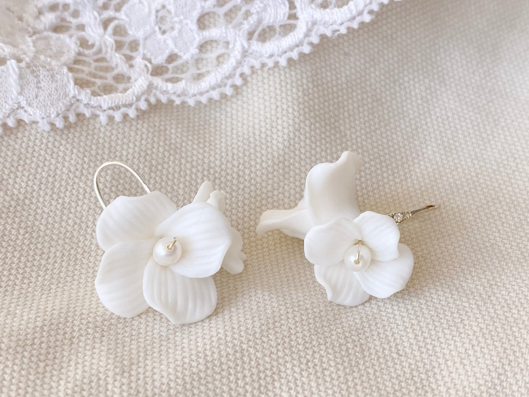 Kurze Ohrhänger mit weißen Blumen und Perlen von ALICIA'S DIARY